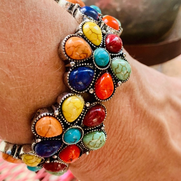 Jewelry - 🦋Beautiful Multi Colored Flower Bracelet NWOT🦋